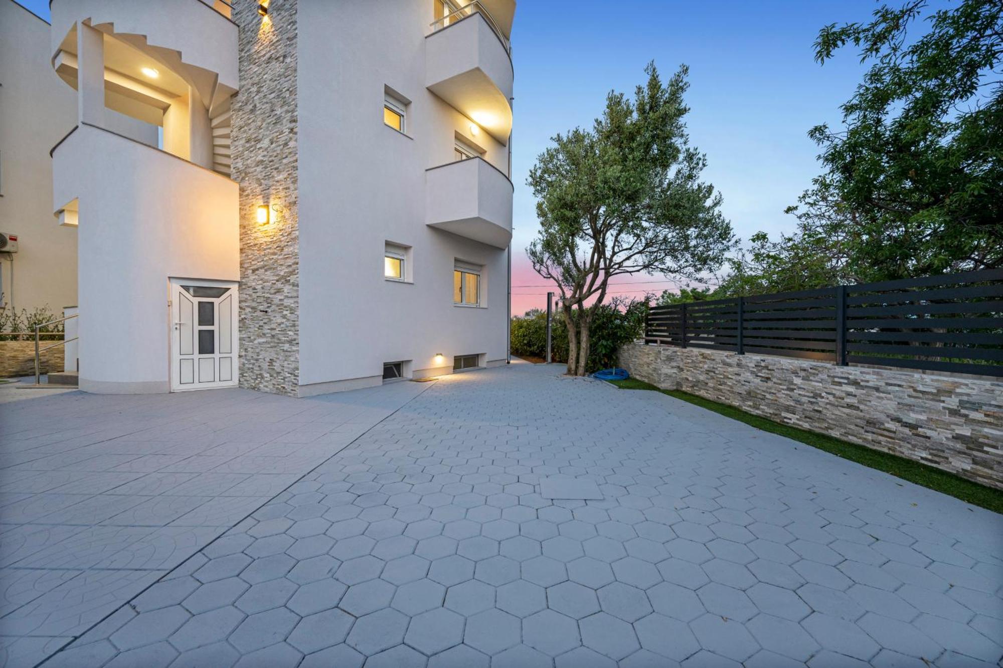 Aquarius Apartments - Beachside With Heated Pool Vodice Esterno foto