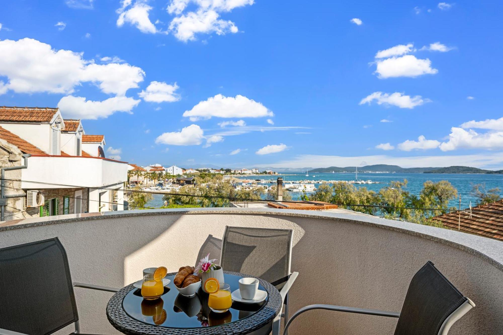 Aquarius Apartments - Beachside With Heated Pool Vodice Esterno foto