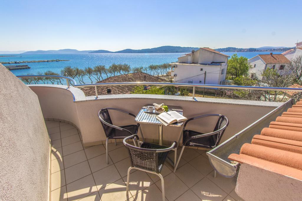 Aquarius Apartments - Beachside With Heated Pool Vodice Esterno foto
