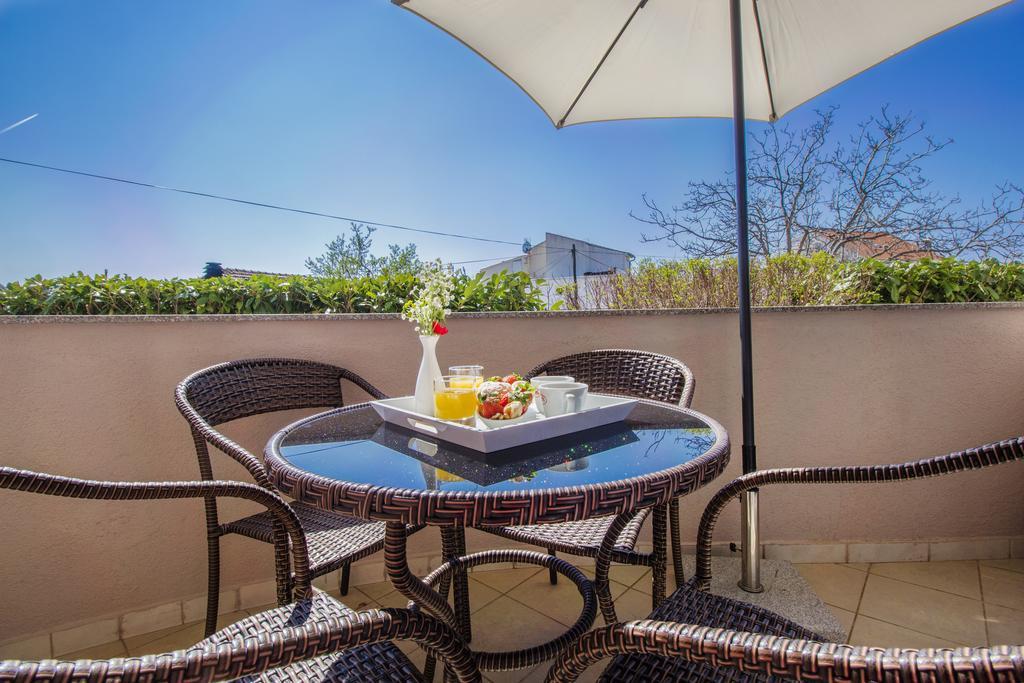 Aquarius Apartments - Beachside With Heated Pool Vodice Esterno foto
