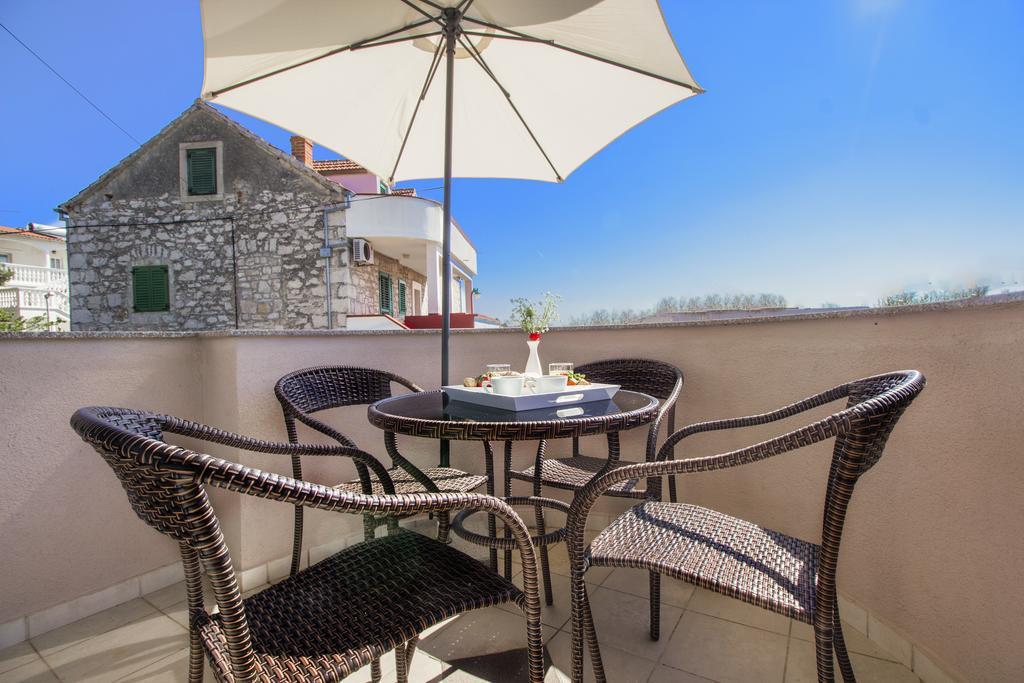 Aquarius Apartments - Beachside With Heated Pool Vodice Esterno foto