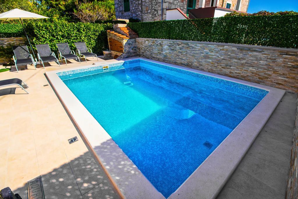 Aquarius Apartments - Beachside With Heated Pool Vodice Esterno foto